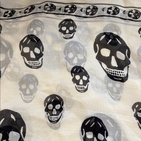 Alexander McQueen Accessories - Alexander McQueen White and Black Skull Scarf